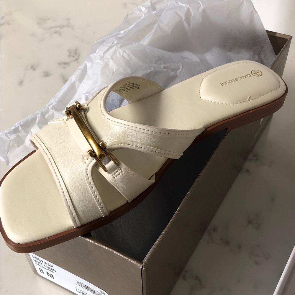 Giani Bernini Cream Leather Flats with Gold Accent